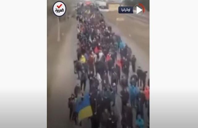 أوكرانيون يمنعون تقدم الجيش الروسي بحاجز بشري وشاحنات «فيديو»