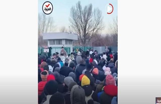 تدافع للنازحين على الحدود الأوكرانية البولندية «فيديو»