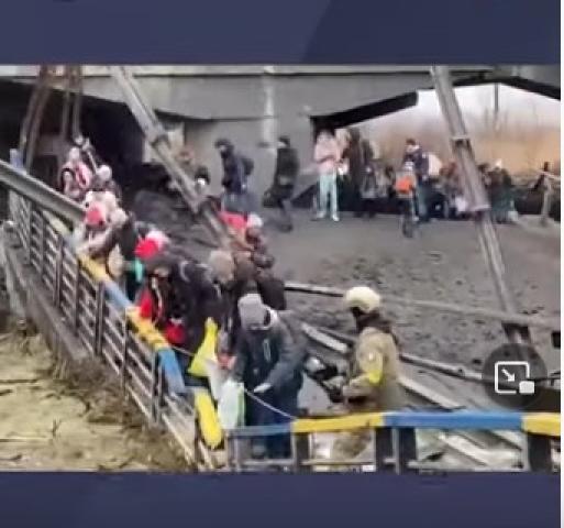 شاهد.. لحظة إنقاذ مئات الأطفال من تحت أنقاض مبنى مدمر بأوكرانيا