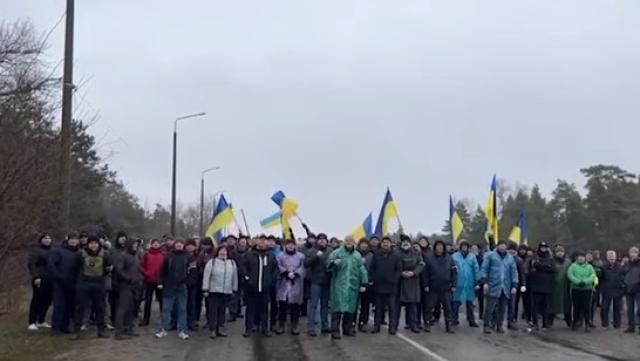 سكان« إنيرهودار» يشكلون سلسلة بشرية لحماية المحطة النووية