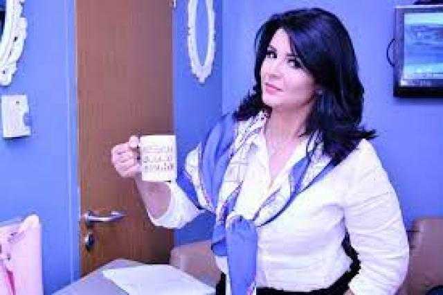 منى الشاذلي تظهر بصحبة فنان شهير وزوجته