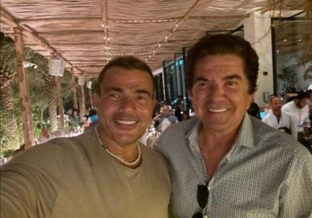 الصدفة تجمع عمرو دياب ووليد توفيق في دبي.. صور
