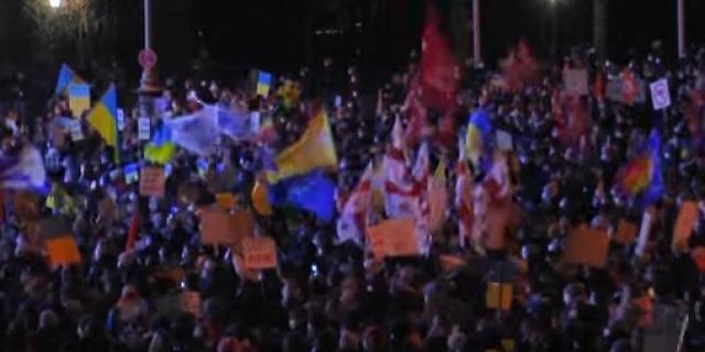 الآلاف يتظاهرون ضد الغزو الروسي على أوكرانيا في برشلونة «فيديو»