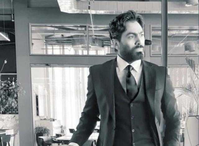 شاهد.. تامر حسني من كواليس «بحبك»