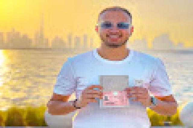 بنزاكي يحصل على الإقامة الذهبية بالإمارات