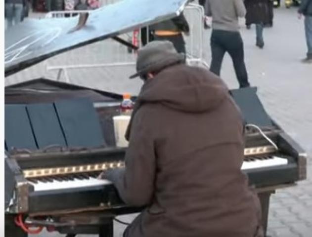 استقبال اللاجئين الأوكرانيين على أنغام البيانو بالحدود البولندية - فيديو