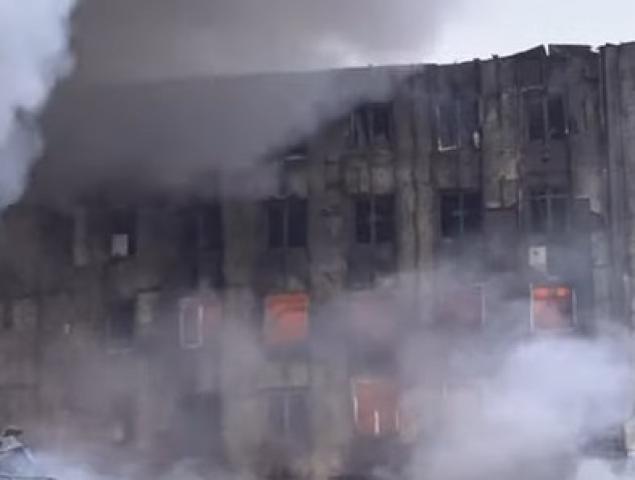 شاهد.. النيران تلتهم مبنى ضخم وسط العاصمة كييف