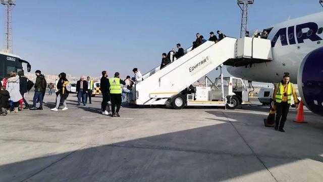 بأمر السيسي.. وصول الطلاب المصريين العائدين من أوكرانيا إلى مطار القاهرة
