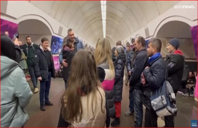 بهذه الطريقة عمدة كييف يدعم المواطنين.. ماذا فعل؟ - فيديو