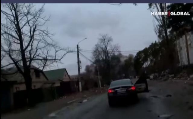 شاهد.. لحظة قصف حي سكني في بلدة إيربين الأوكرانية