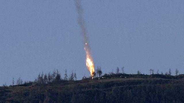 شاهد.. لحظة إسقاط طائرة روسية من قبل الدفاعات الأوكرانية