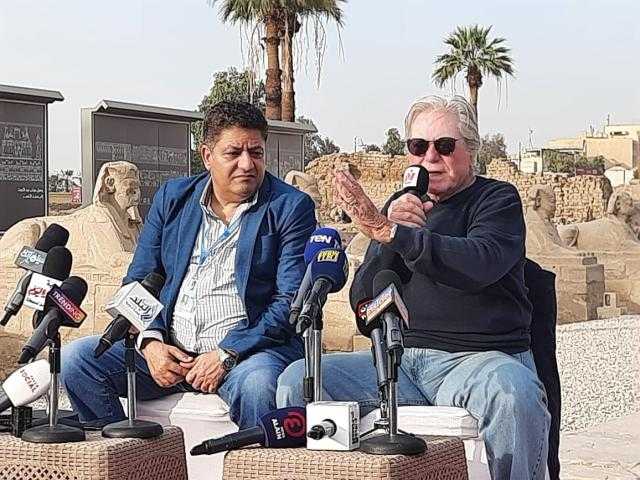 حسين فهمي عن وجوده أمام معبد الأقصر: «شئ مذهل لأي حد»| صور