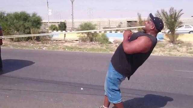 أقوى رجل في العالم: قدمت طلب لسحب طائرة.. والوزارة وافقت