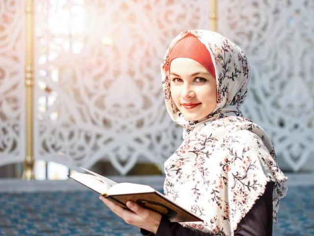 امرأة ومصحف