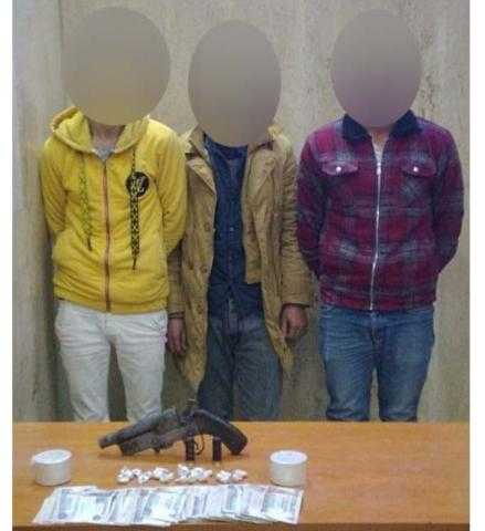 القبض على 3 أشخاص بحوزتهم أسلحة ومخدرات في حلوان