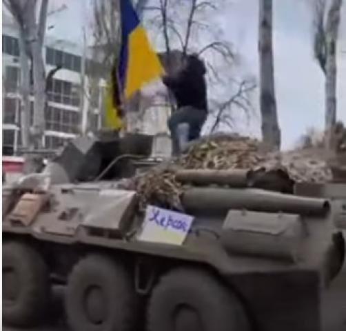 تصرف صادم لأوكراني أمام مدرعة روسية  «فيديو»