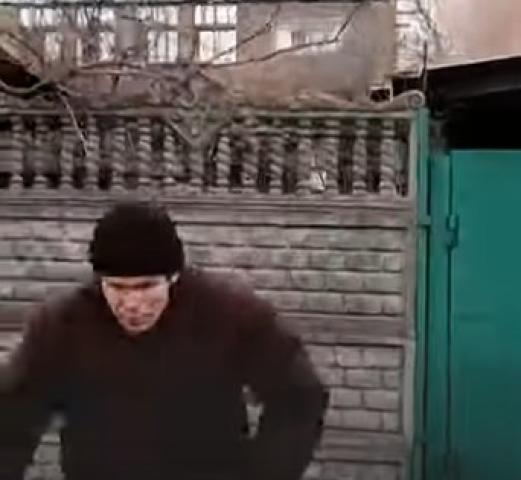 صحفيون يفرون من نيران القصف الروسي بأوكرانيا.. فيديو