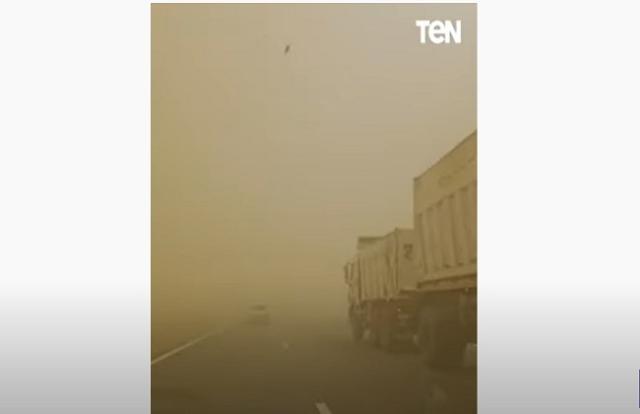 شاهد.. عاصفة ترابية شديدة على طريق جنيفة بالسويس