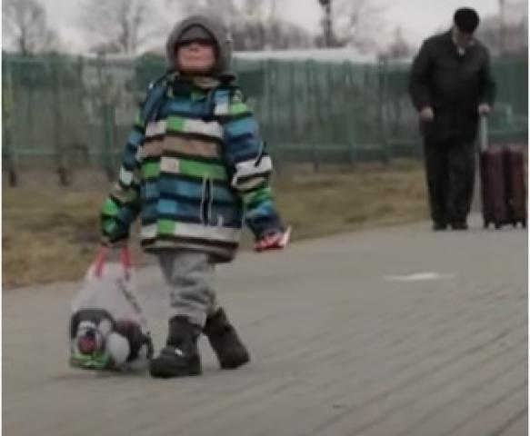 لعنة الحرب .. طفلة أوكرانية تسير باكية بقافلة اللاجئين «فيديو»