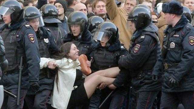 اعتقال أكثر من ألفي شخص خلال مظاهرات مناهضة للحرب بجميع أنحاء روسيا