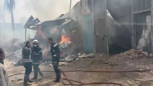 استشهاد أمين شرطة أثناء تبريد حريق شقة في... استشهاد أمين شرطة أثناء تبريد حريق شقة في حلوان.. سقط عليه سقف المنزل