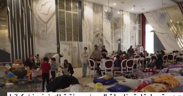 شاهد.. آلاف اللاجئين الأوكرانيين يسكنون قاعة أفراح في رومانيا