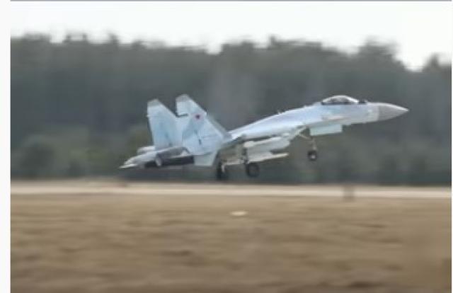 شاهد.. مقاتلة روسية تنفذ ضربة جوية في أوكرانيا «فيديو»