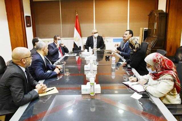 وزير الإسكان يستعرض خطة طرح الوحدات السكنية للمصريين العاملين بالخارج