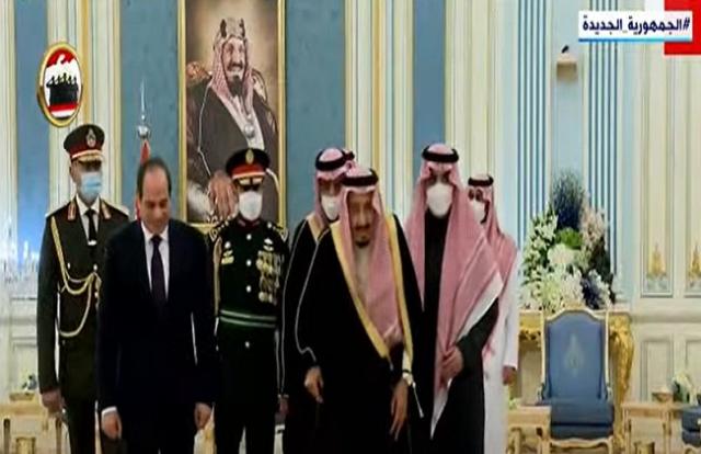 شاهد.. الملك سلمان يستقبل الرئيس السيسي في الرياض