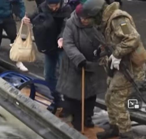 لوح خشبي  ينقذ آلاف الأوكرانيين  من الغزو «فيديو»