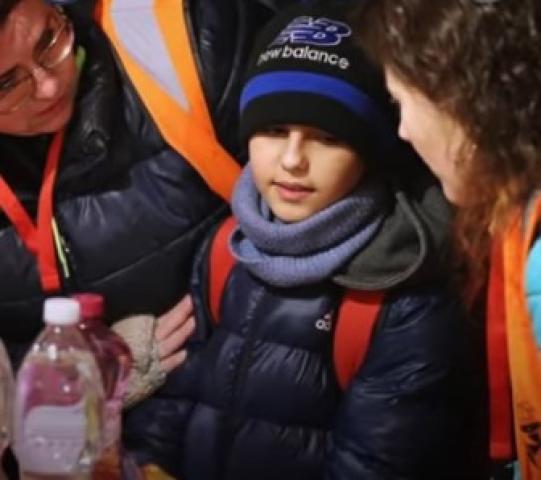 والدته تركته بمفرده.. طفل أوكراني يقطع مسافة 1500 كيلو هربَا من الغزو