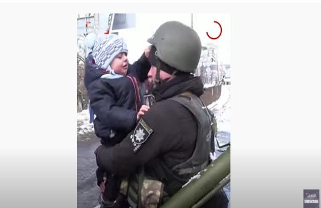 طفل أوكراني ينهار باكيًا في وداع والده ضابط الشرطة «فيديو»