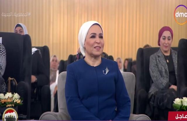 انتصار السيسي تشاهد فيلمًا تسجيليًا عن مبادرة «دوي»