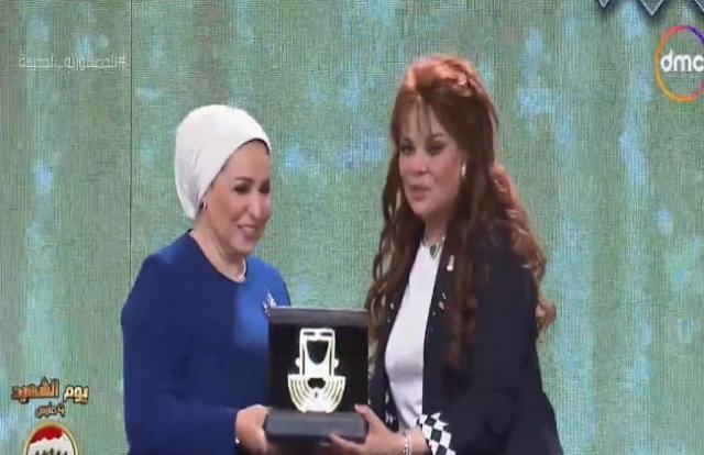 انتصار السيسي تكرم الفنانة صفاء أبو السعود