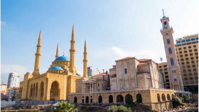 كنيسة إلى جوار مسجد