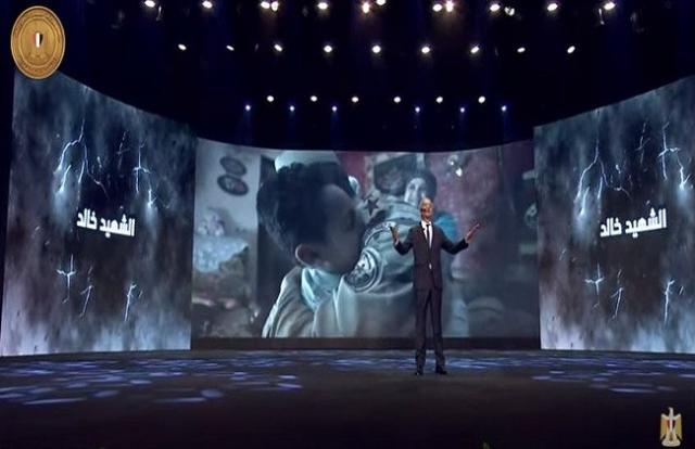 في يوم الشهيد.. سيد رجب يقدم فقرة عن تضحيات شهداء مصر أمام الرئيس