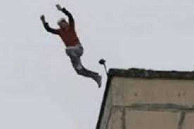 ”مسكوه مع زميلته في الحمام”.. تفاصيل سقوط عامل من الطابق الرابع بأكتوبر