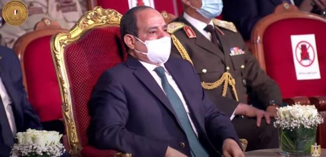 الرئيس السيسي يشاهد فقرة غنائية وطنية باحتفالية يوم الشهيد