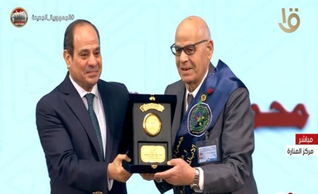 الرئيس السيسي يكرم الأب المثالي لأسر شهداء القوات المسلحة