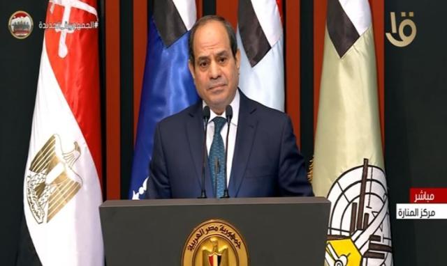 السيسي: «هنشتغل واحنا بنقاتل ودا فضل ربنا علينا»