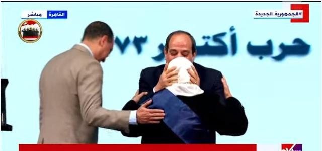 يوم الشهيد.. السيسي يكرم الأم المثالية لأسر شهداء القوات المسلحة ويقبل رأسها