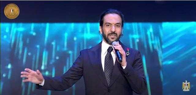 بهاء سلطان يبدع في غناء «الشهيد فلان الفلاني» أمام الرئيس