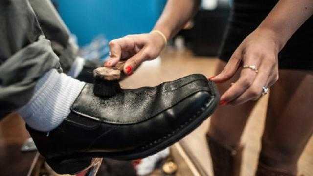 فنانة شهيرة : «أنا بمسح حذاء زوجي».. فيديو