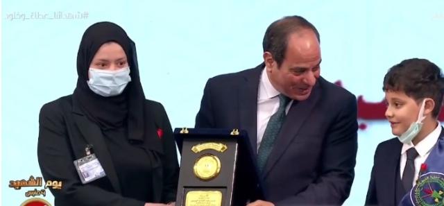 «زوجة الشهيد الرائد حسين الجزار» تكشف تفاصيل حديثها مع الرئيس السيسي