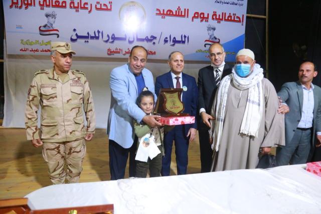 سكرتير عام كفر الشيخ ووكيل التعليم يكرمان أبناء الشهداء.. صور
