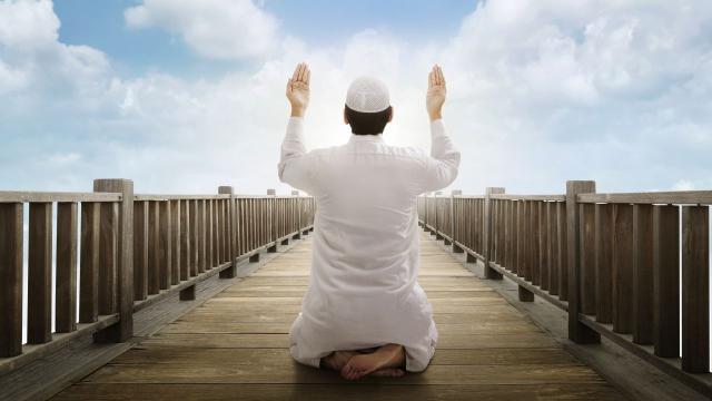 مسلم يدعو الله (تعبيرية)