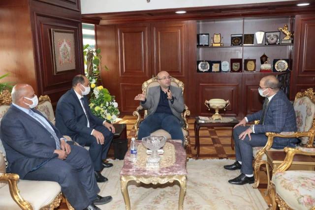 محافظ بني سويف يلتقي مسئولي بنك مصر لتعظيم دوره في عدد من المجالات التنموية