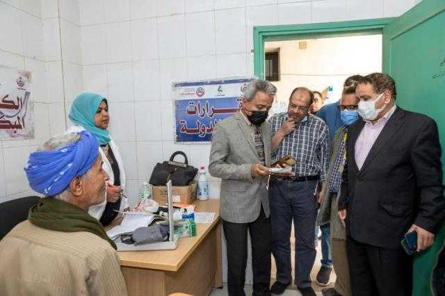 محافظ قنا: فحص 680 مواطنًا في قافلة مجانية بقرية القصر ضمن «حياة كريمة»