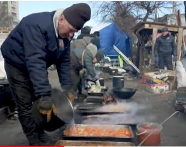 «أوكراني وزوجته» يقدمان الطعام للجنود ومصابي الحرب - فيديو