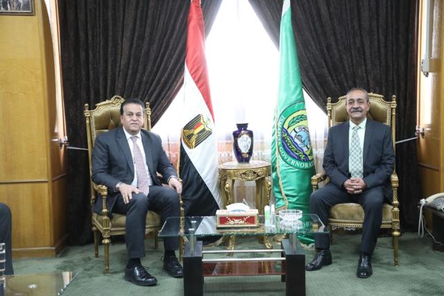 وزير التعليم العالى والقائم بأعمال وزارة الصحة 